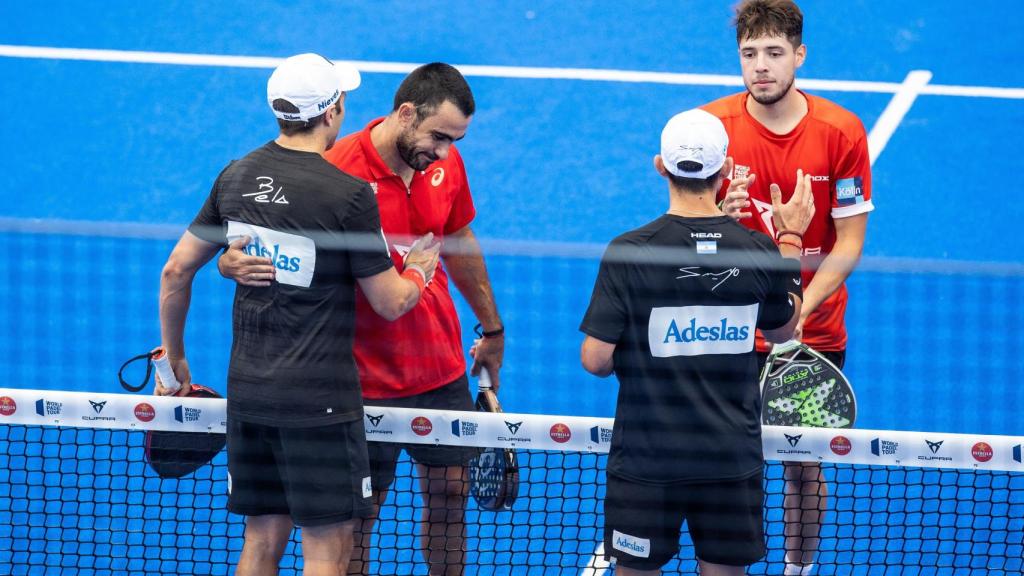 Los jugadores Pablo Lima (2i) y Agustín Tapia (d) son felicitados por Fernando Belasteguín y Carlos D. Gutiérrez.
