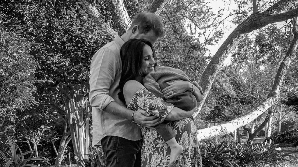 La foto con la que los duques de Sussex anunciaron el nacimiento de Lilibet.