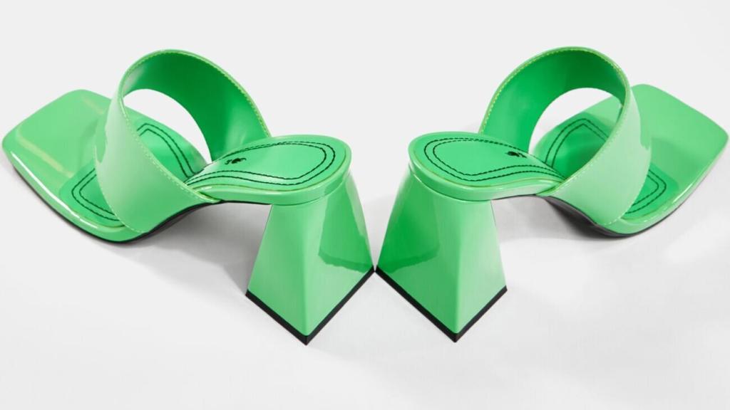 Modelo en color verde manzana, con efecto charol, de Bershka.