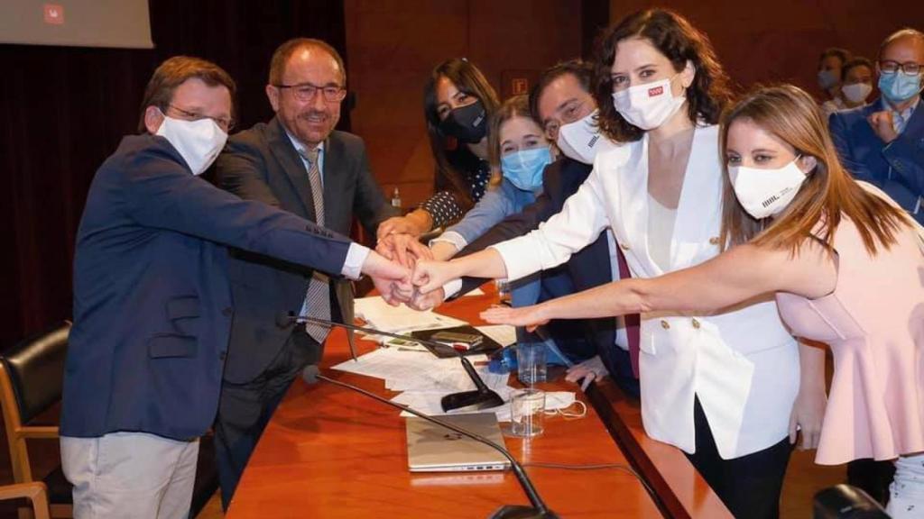 Almeida, Perelló y Ayuso con otros dirigentes del Ayuntamiento y la Comunidad de Madrid, ayer tras conocer la noticia.