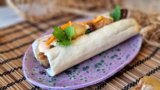 Bocadillo de panceta y encurtidos, el banh mi vietnamita