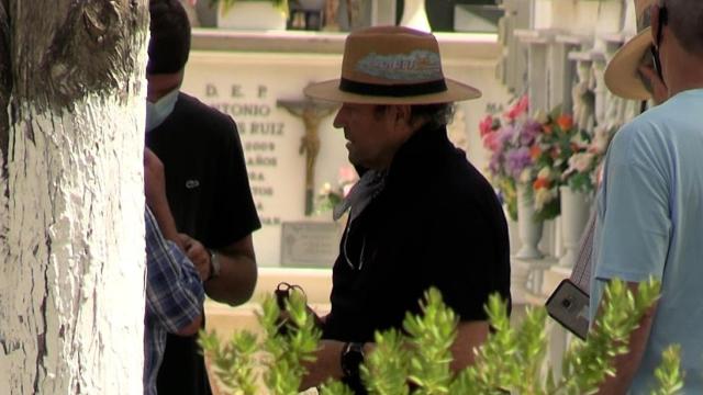 Amador Mohedano en el cementerio de Chipiona.