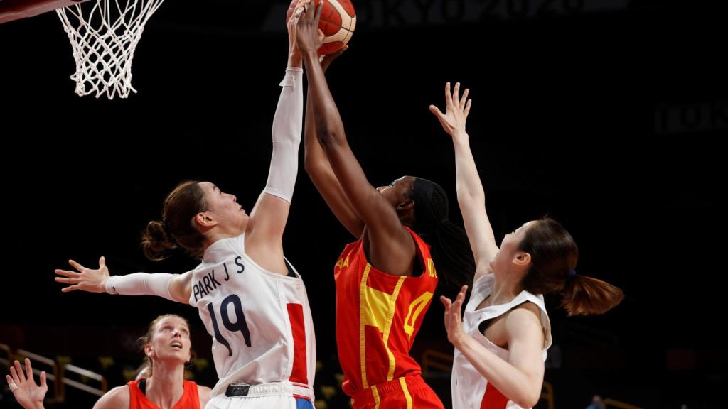 Astou Ndour anota una canasta contra Corea del Sur