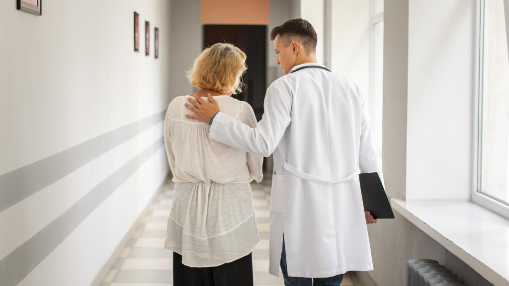 Una mujer camina con su médico.
