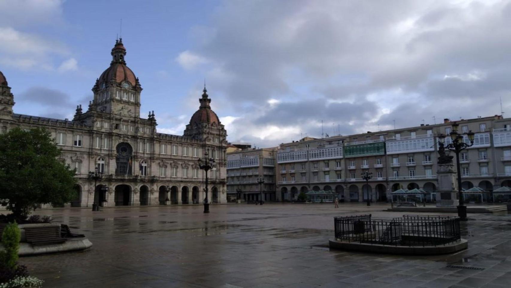 Imagen de archivo de A Coruña entre nubes y claros.