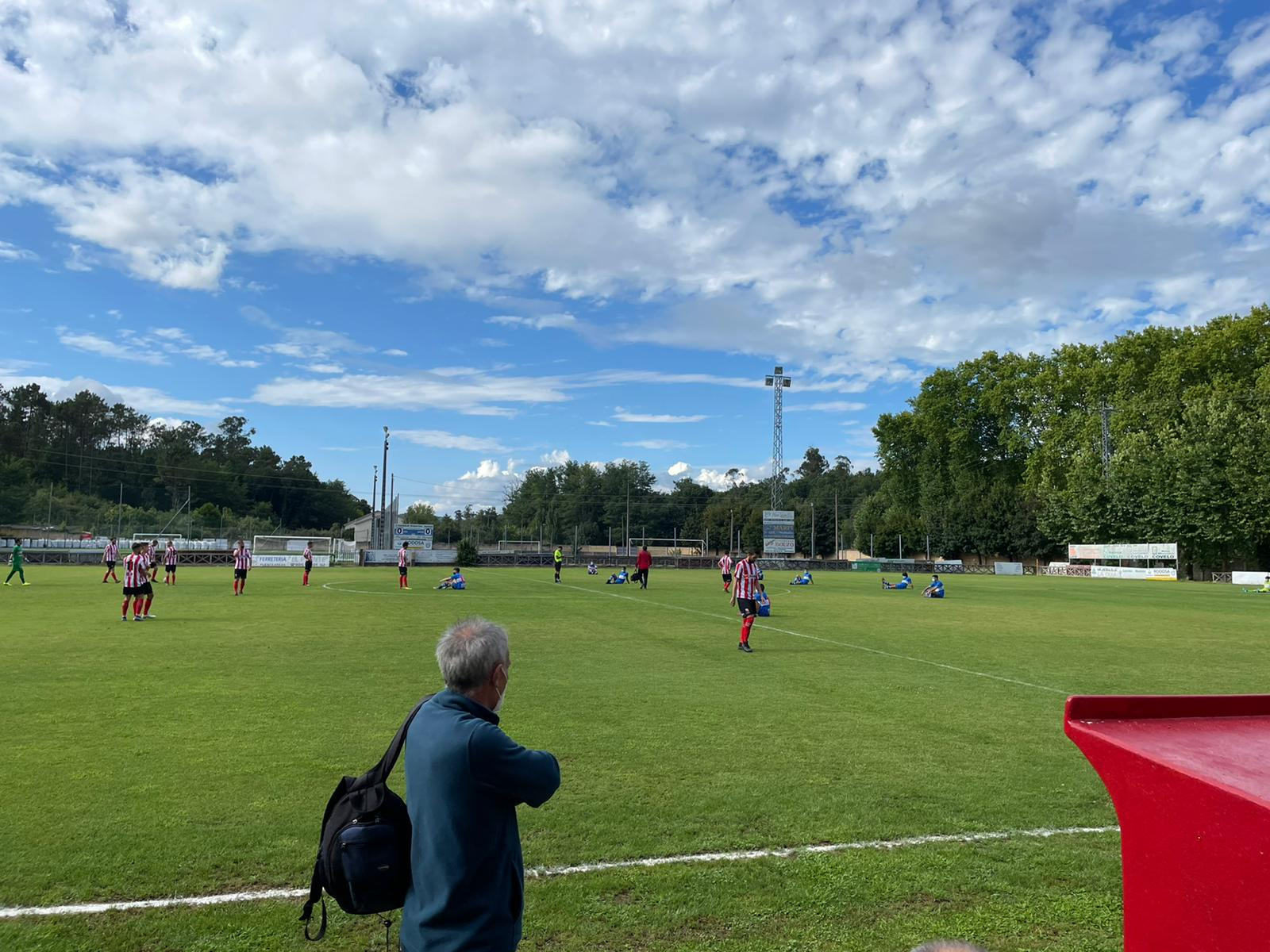 Los jugadores del Gran Peña hicieron una sentada durante el partido. Foto: Cedida