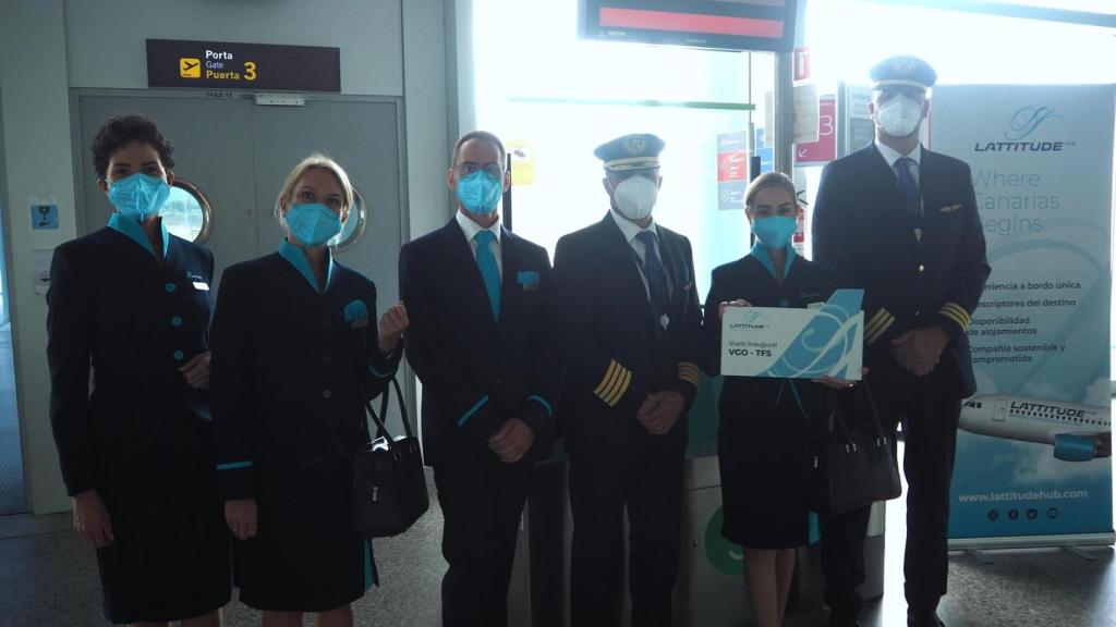 Personal de Lattitude Hub en el primer vuelo Vigo-Tenerife Sur