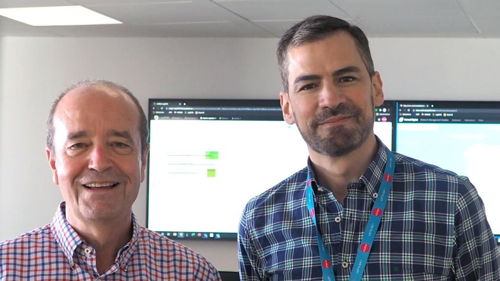 Francisco Martín y Federico Pareja en la sala de control de Ouigo.
