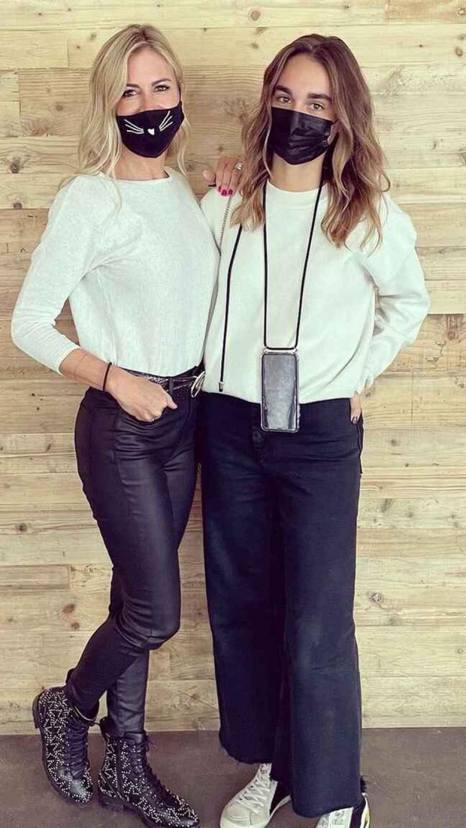 Patricia Cerezo, junto a su hija mayor, Natalia.