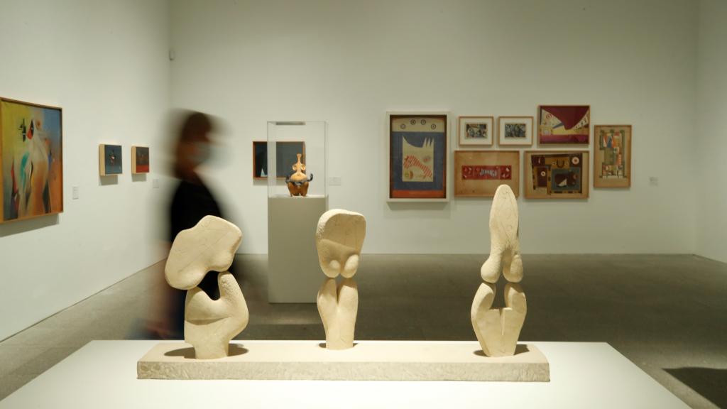 Primer plano de la obra 'Tres mujeres' (1948), realizada por el artista español Ángel Ferrant con piedra blanca de Salamanca.