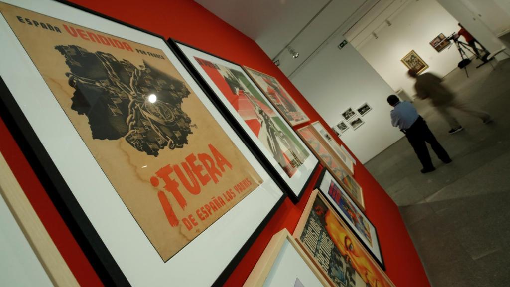 Primer plano de la litografía sobre papel '¡Fuera de España los yankis! Congreso español de la paz' (1951), del artista español Josep Renau.