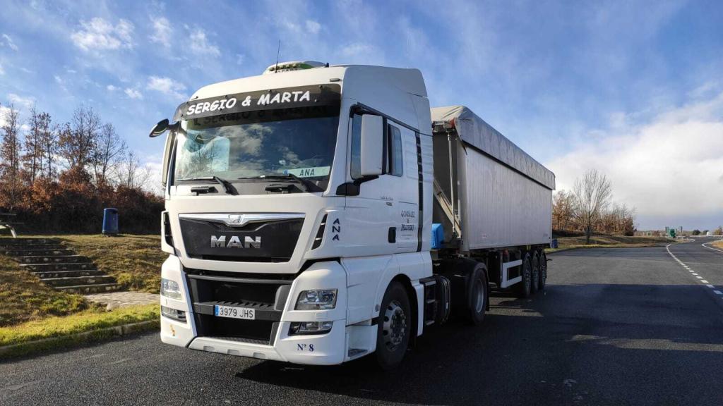 MANolín, el camión de Ana, con los nombres de sus hijos en la parte superior.