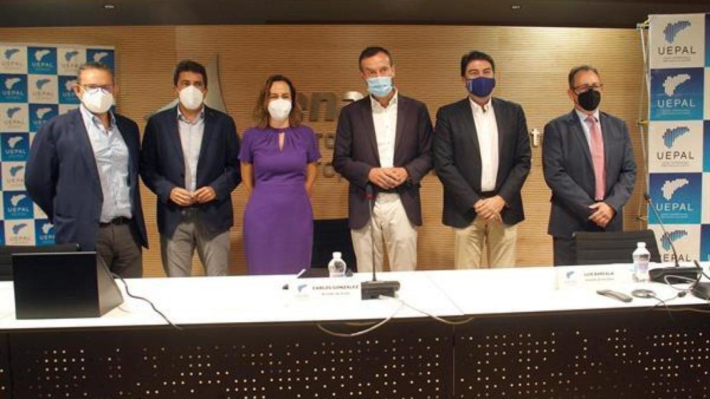 El presidente de la patronal Uepal, Juanjo Sellés (izqda), posa junto a los alcaldes de Alicante, Luis Barcala (2º dcha), y de Elche, Carlos González (centro); y la directora del Aeropuerto, Laura Navarro, y del Puerto, Carlos Eleno (dcha), junto al presidente de la Diputación de Alicante, Carlos Mazón, en una mesa redonda convocada por Uepal para analizar la reactivación económica en la provincia.