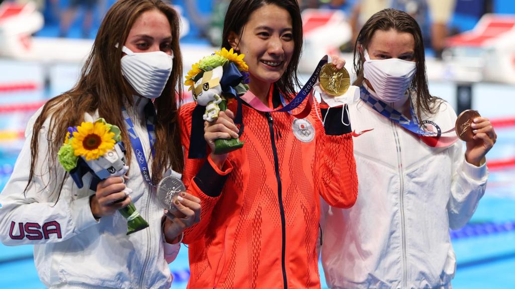 Hali Flickinger en el podio de los JJOO de Tokio 2020 junto a Yui Ohashi y Emma Weyant