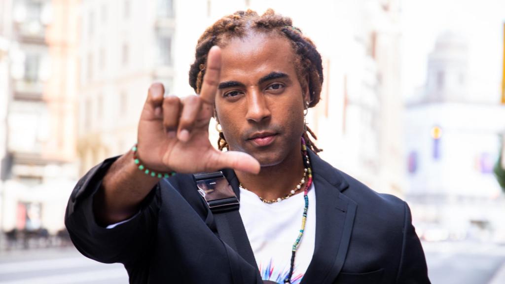 Yotuel Romero haciendo la L de libertad para su Cuba natal.