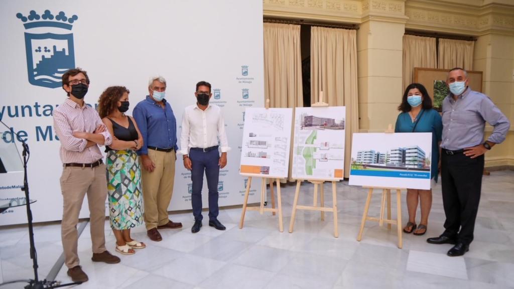 Francisco Pomares, en el centro de la imagen, en la presentación de las nuevas promociones de viviendas en alquiler.