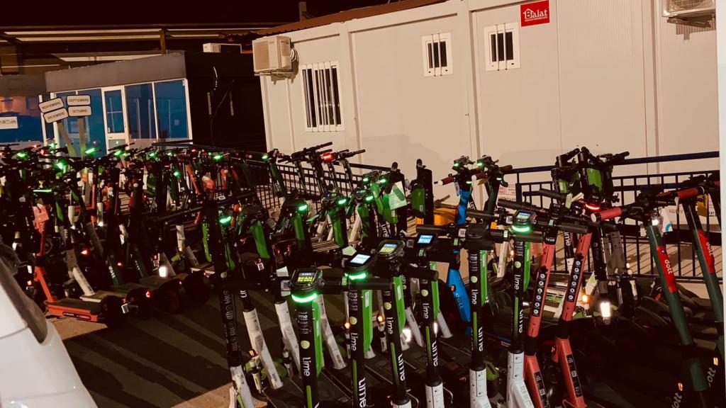 Decenas de patinetes eléctricos, en el depósito de la grúa municipal de Málaga.