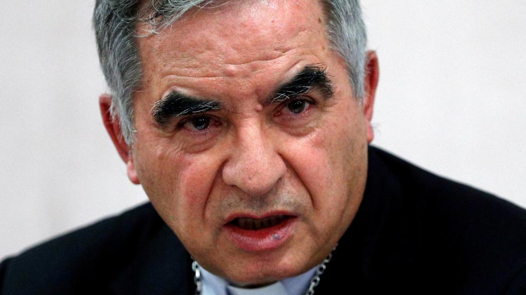 El cardenal Giovanni Angelo Becciu habla con los medios tras su dimisión, en septiembre de 2020.