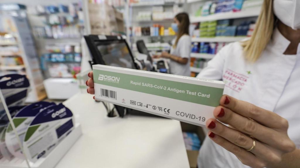 Una caja con test de antígenos contra la COVID-19 en una farmacia.