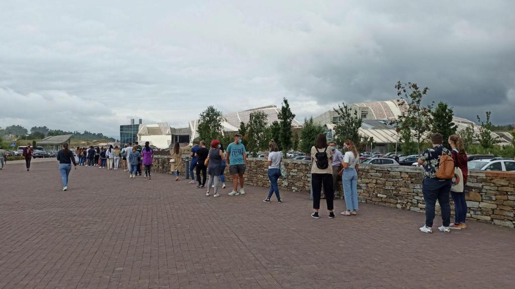 Los veinteañeros hacen cola para vacunarse contra la Covid-19 en el Gaiás.