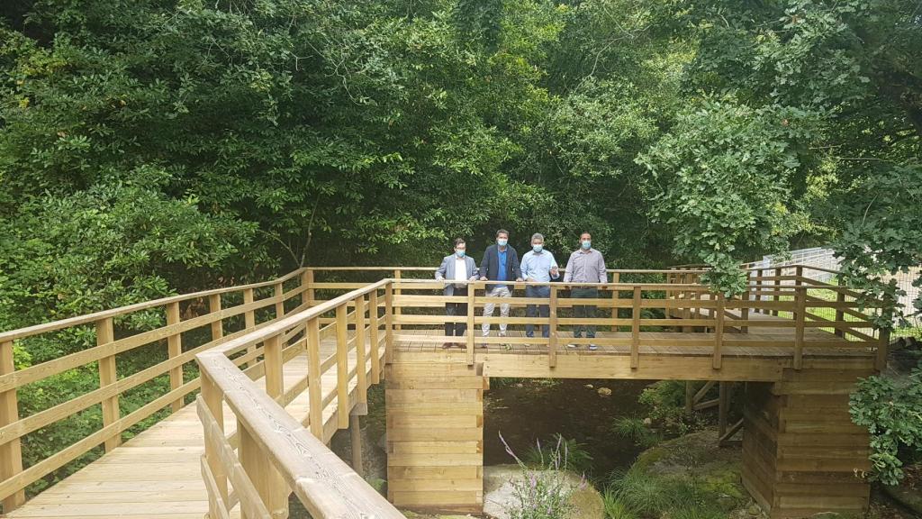 Los diputados Carlos Font y Santos Héctor junto a Carlos Gómez, alcalde de Baiona, y Óscar Martínez, primer teniente de alcalde.
