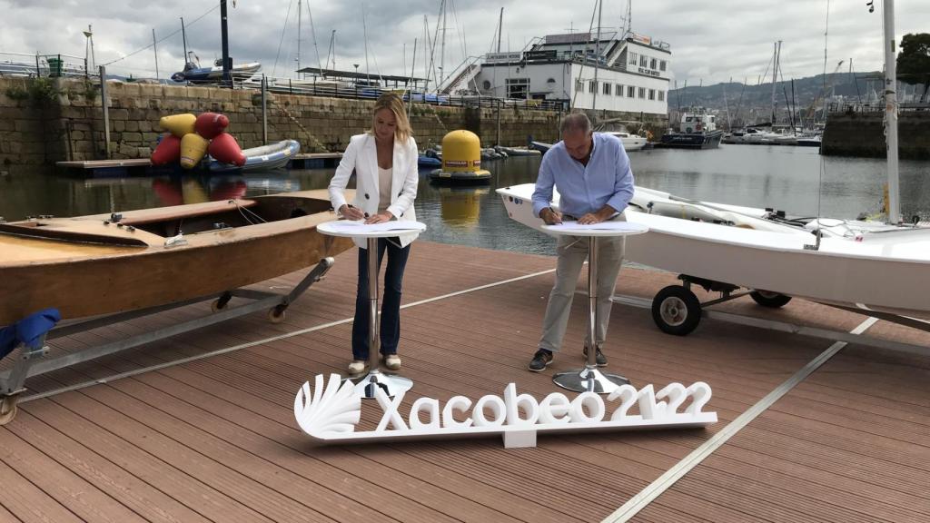 Marta Fernández-Tapias y José Antonio Portela, presidente del Ral Club Náutico de Vigo, firmando el convenio de colaboración.