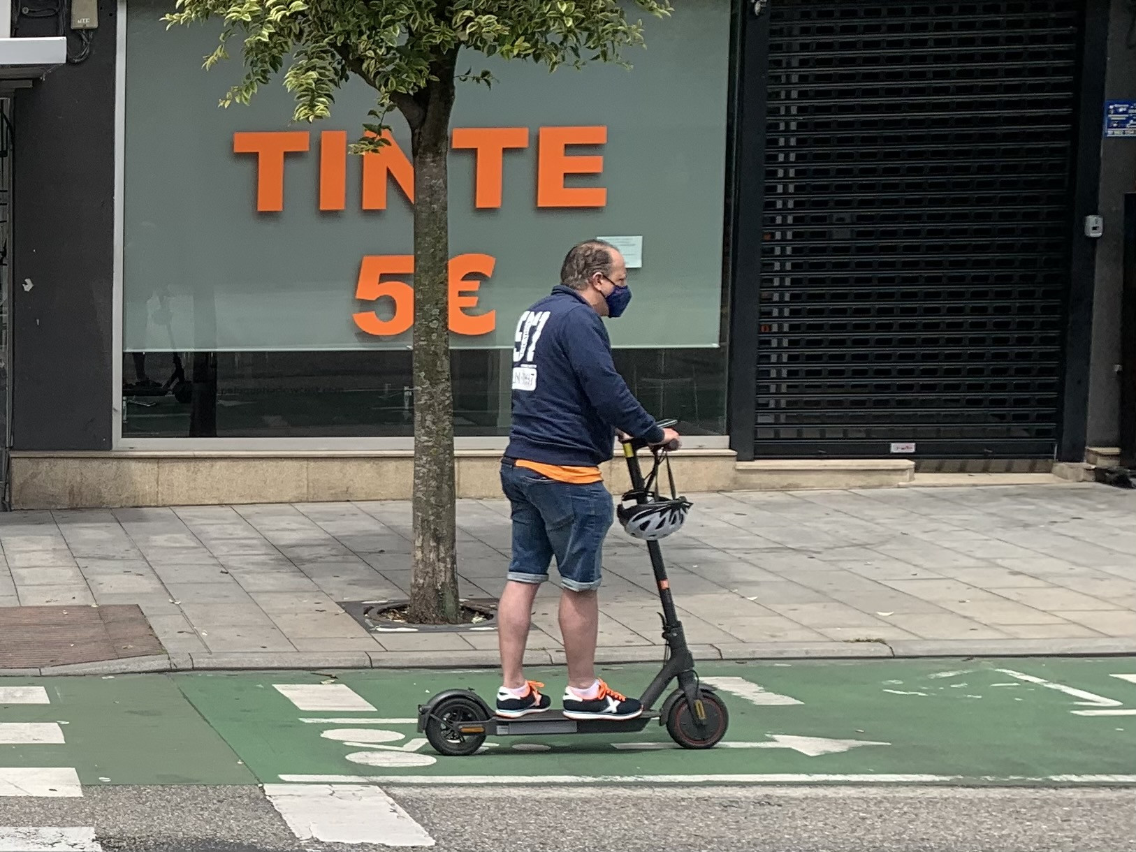 Un patinete eléctrico por el carril bici de Vigo. Foto: Marcos Ferrín