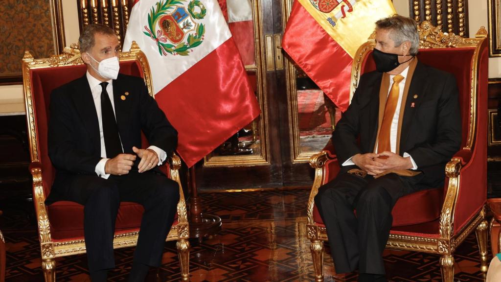 Felipe VI junto al presidente Francisco Sagasti luciendo su traje de chaqueta negro.