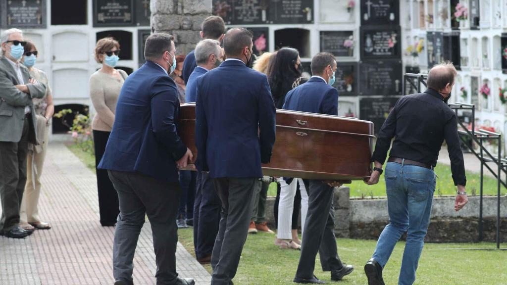 Los restos mortales de Menchu llegando al cementerio de El Carmen, en Ribadesella.