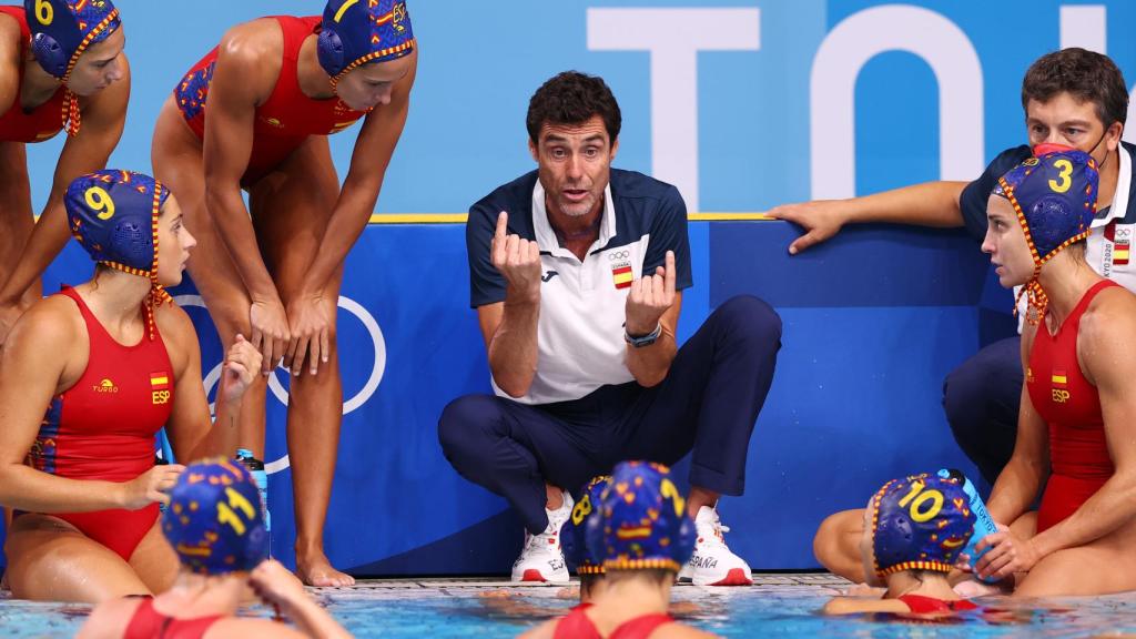 La selección española femenina de waterpolo durante un tiempo muerto