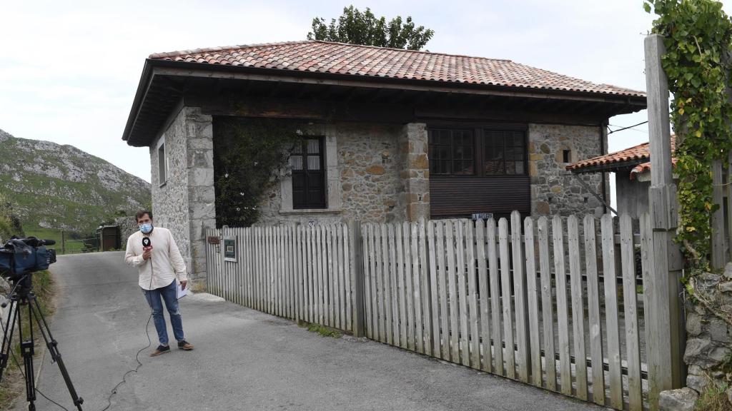 Pese a que Menchu pidió un funeral de carácter privado, su fallecimiento ha provocado la presencia de los medios de comunicación a las puertas de su casa.