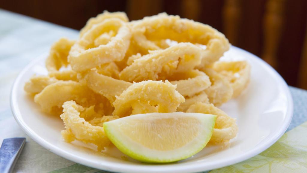 Un plato de anillas de calamar a la romana.