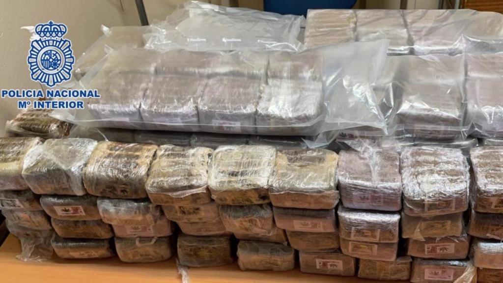 Paquetes de hachís incautados por la Policía Nacional