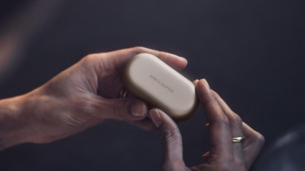 Bang & Olufsen Beoplay EQ estuche