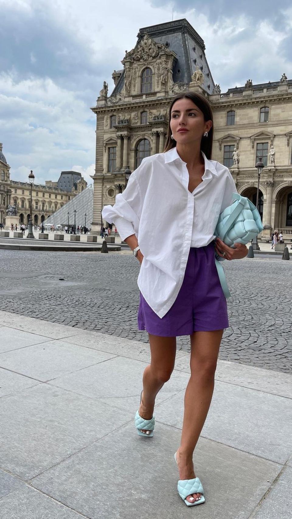 Alexandra Pereira con 'mules' azul cielo de Bottega Veneta.