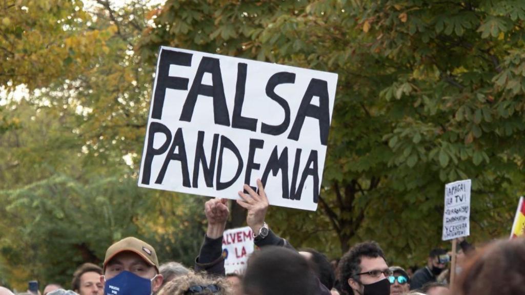 Pancarta durante una manifestación de antivacunas.