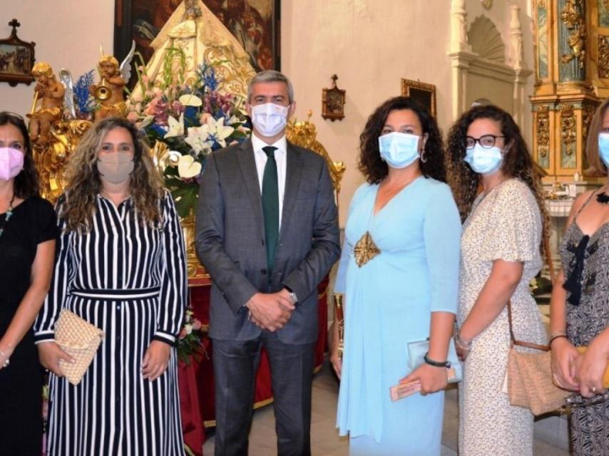 Álvaro Gutiérrez con la alcaldesa y concejales de Val de Santo Domingo