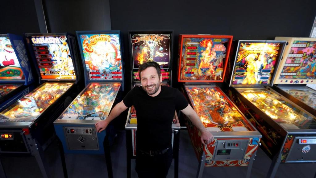 Mario-Paul Martínez, director del documental Arcadeología, posa en el museo del videjuego de Ibi (Alicante).