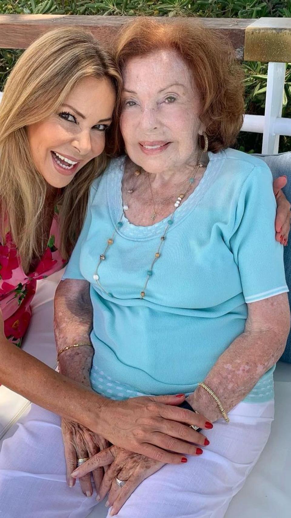 García Obregón junto a su madre en una imagen de redes sociales.