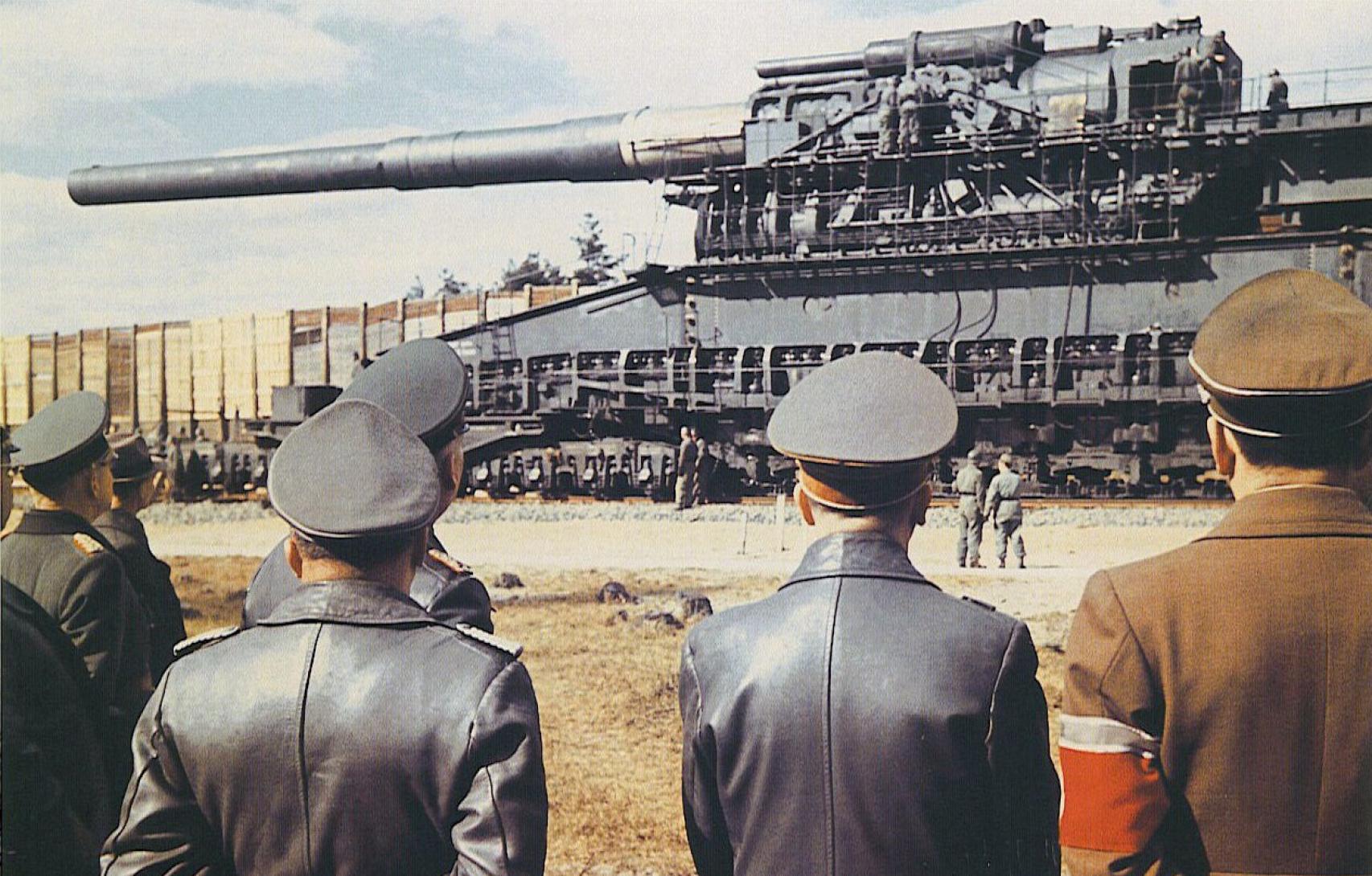Hitler (segundo por la derecha), Albert Speer (d) y otros oficiales nazis en Rügenwalde, en 1943, observando el segundo de los Schwerer Gustav.