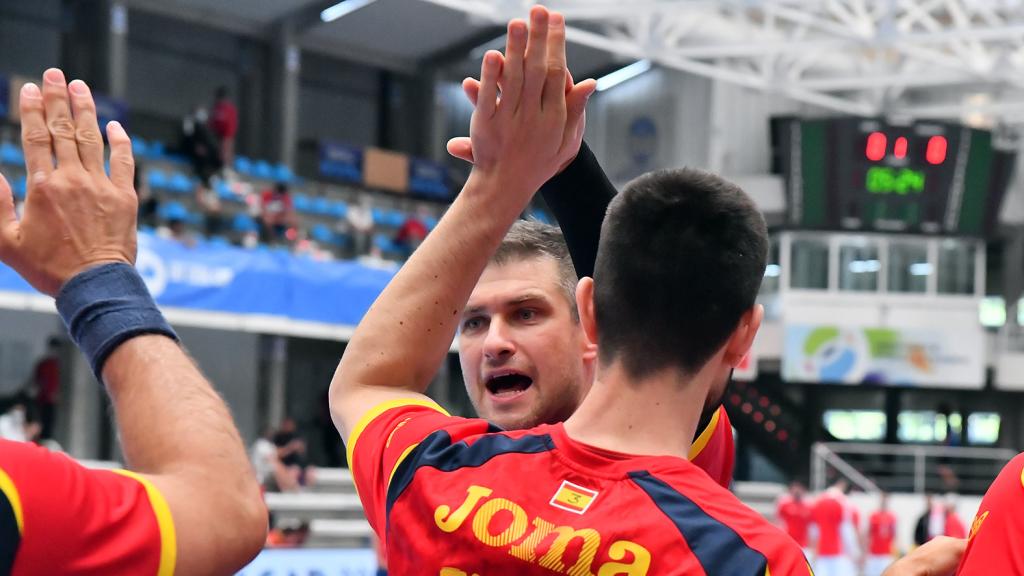 Julen Aginagalde, animando a sus compañeros