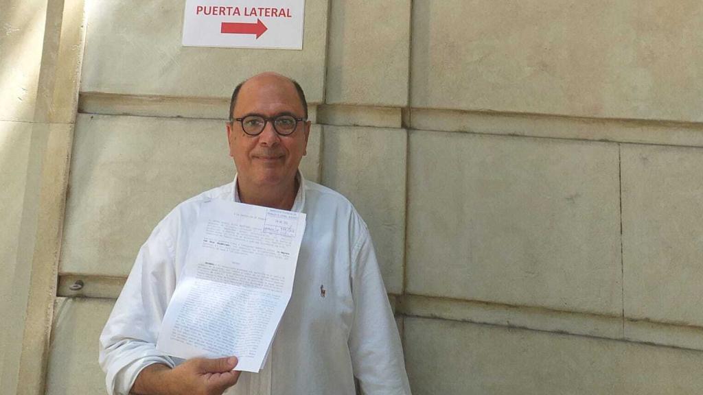 El abogado alicantino despedido por UGT con la denuncia ante Inspección.
