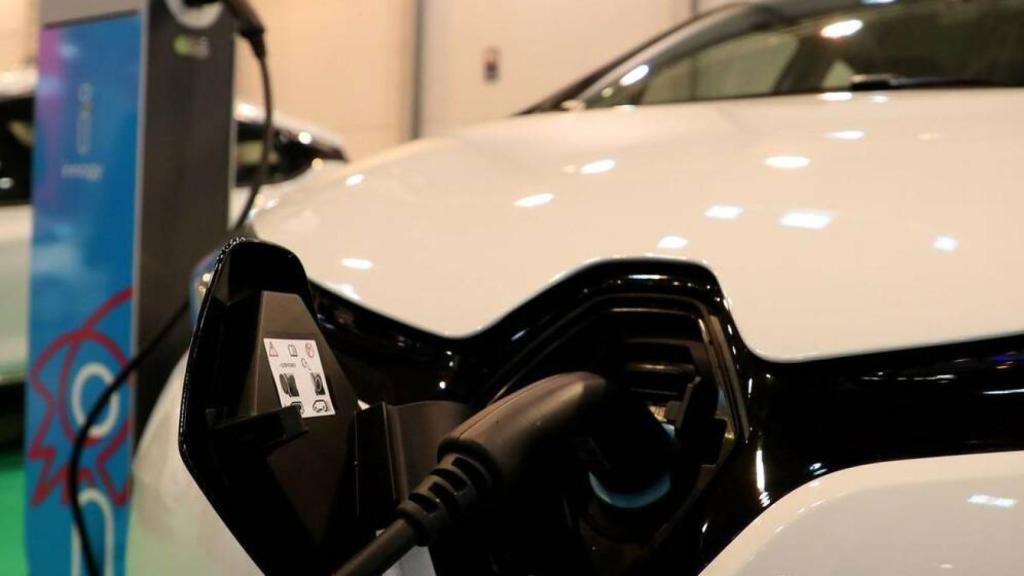Un coche es recargado en un punto de recarga.