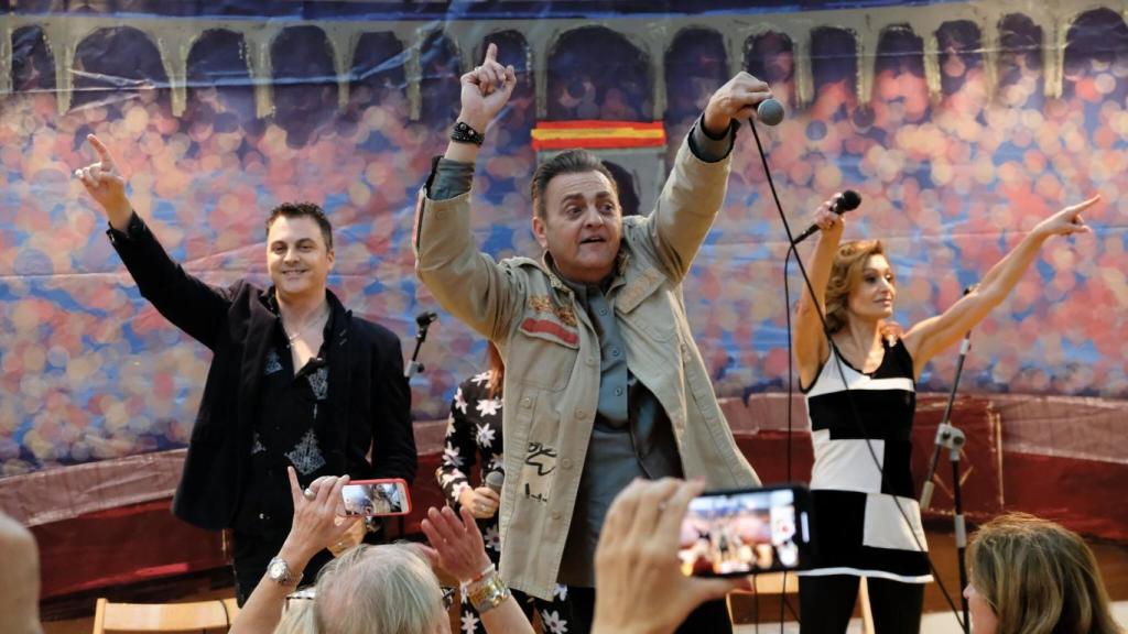 Carmelo Martínez, en el centro de la imagen, con el grupo 'El guateque de la Década'