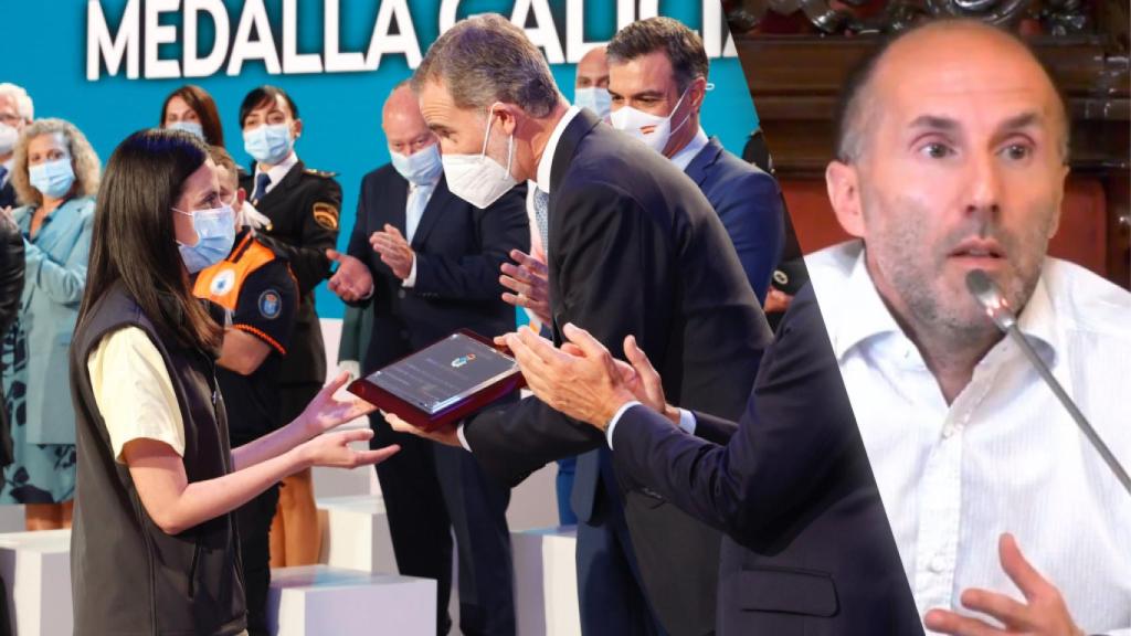 El Rey entregando la Medalla de Oro de Galicia (i) y el alcalde de Orense, Gonzalo Pérez Jácome (d).