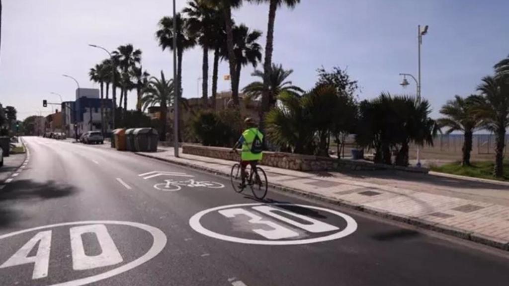 Una bicicleta circulando por uno de los carriles 30 delimitados en Málaga.