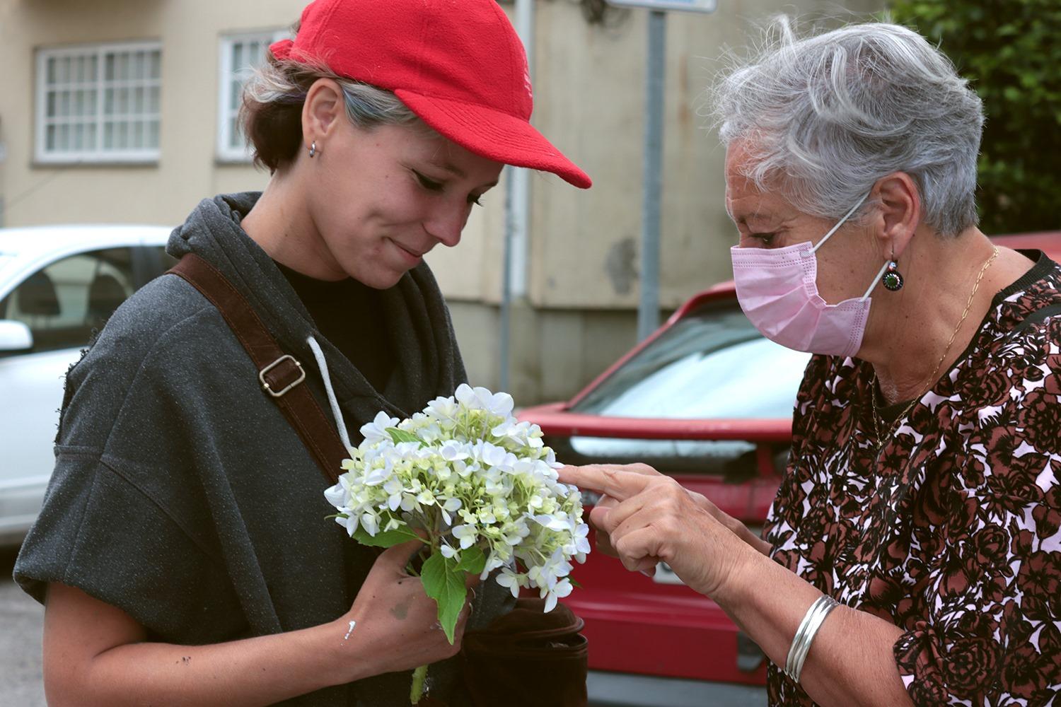 Una vecina de Pontepedriña junto a Lily Brick (7H Cooperativa Cultural).