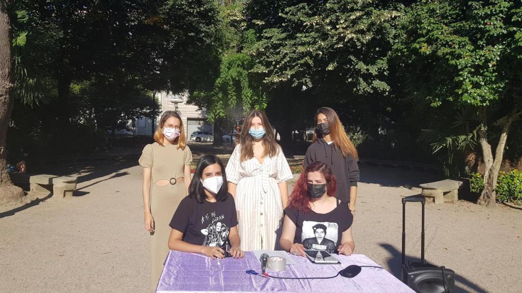 Priscila Retamoto y Mónica Bernárdez, junto a otras integrantes de Feminismo Unitario de Vigo, durante la presentación
