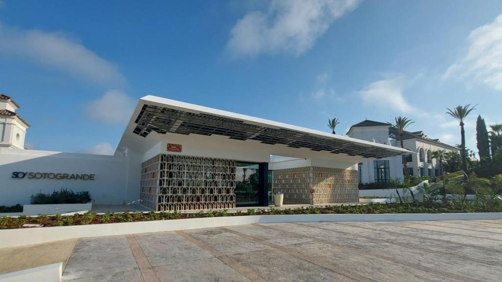 Entrada del hotel SO Sotrogrande.