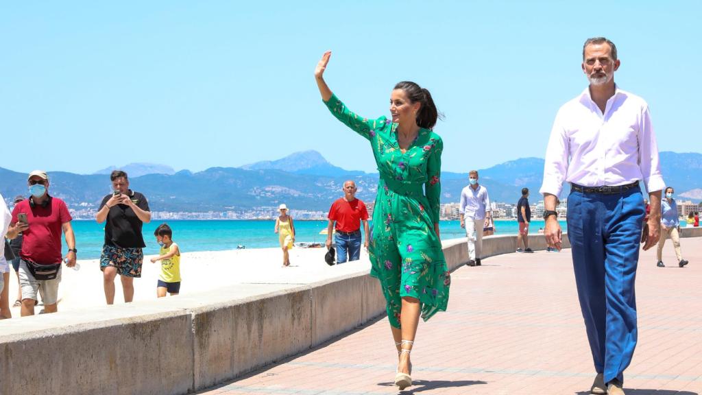 Los Reyes, Felipe y Letizia, durante un viaje a Mallorca en junio de 2020.
